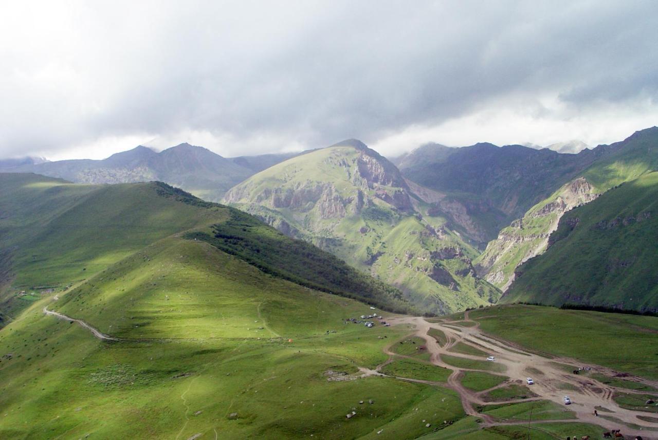 Guest House Sunset Kazbegi Eksteriør billede